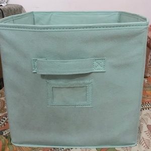 Collapsible storage box